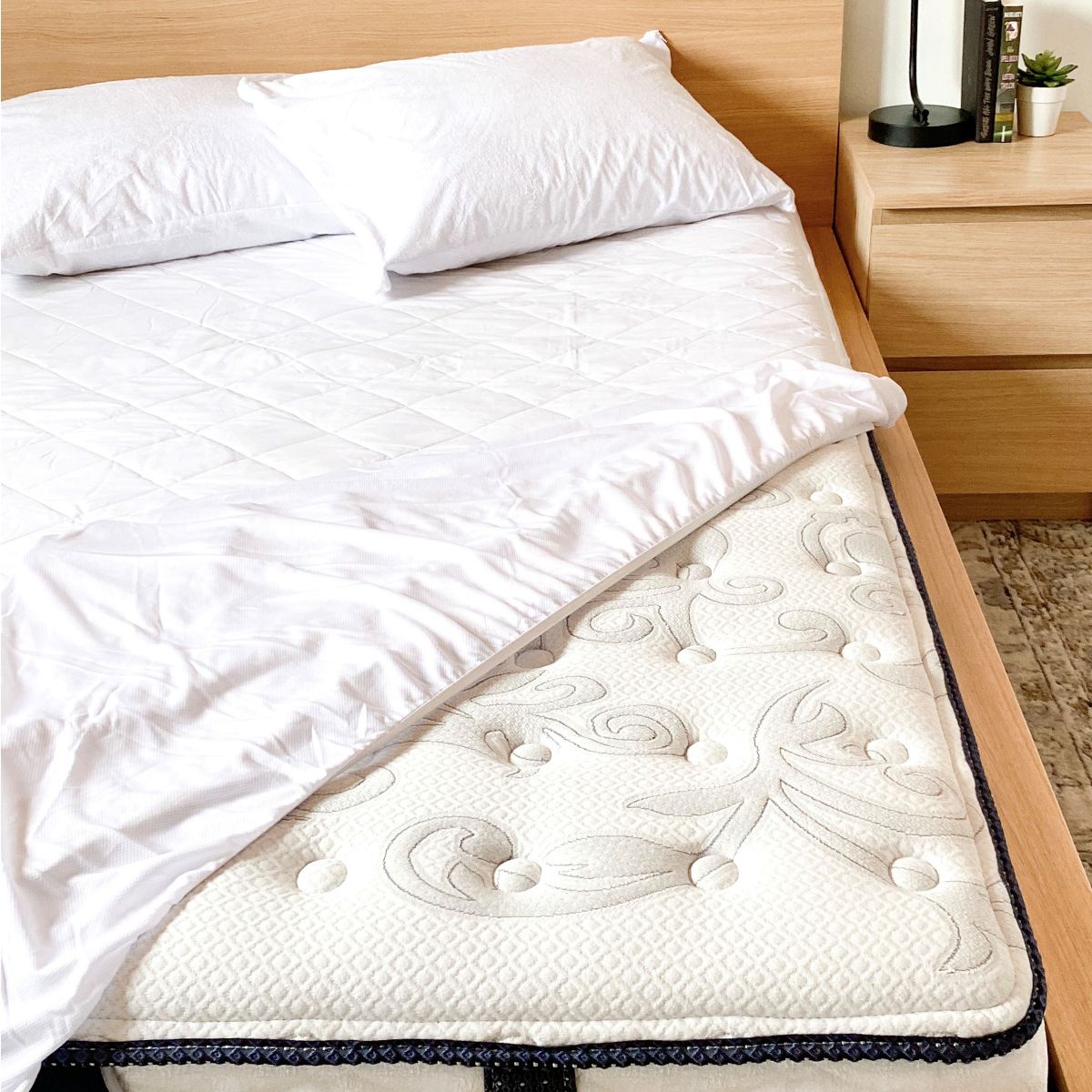 Protège-matelas installé sur un lit